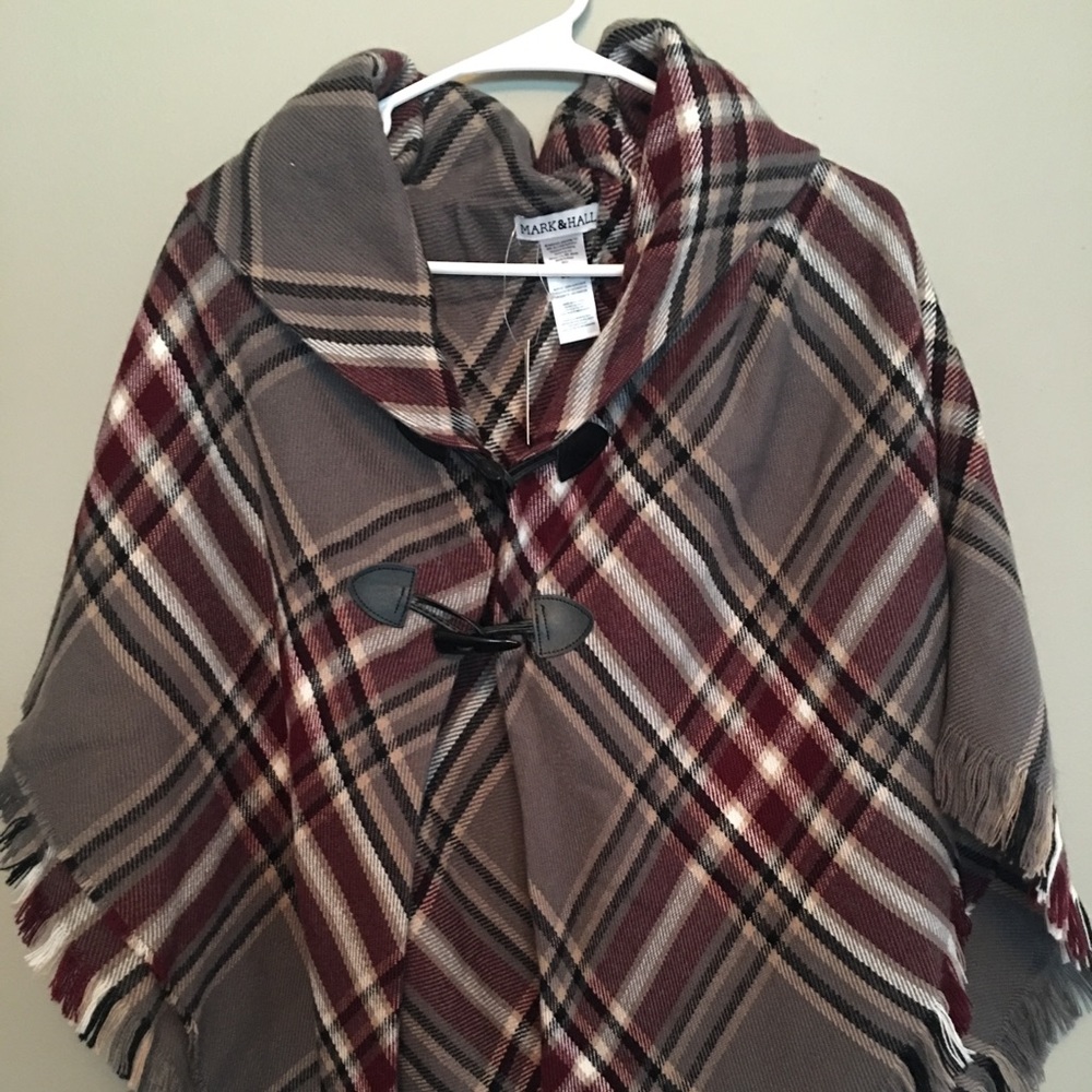 Women’s shawl with button closure